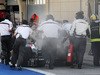 TEST F1 BAHRAIN 01 MARZO, The smoking Sauber C33 of Adrian Sutil (GER) Sauber is pushed down the pit lane by meccanici.
01.03.2014. Formula One Testing, Bahrain Test Two, Day Three, Sakhir, Bahrain.