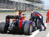 TEST F1 BAHRAIN 01 MARZO, Sebastian Vettel (GER) helps return his Red Bull Racing RB10 back to the pits after stopping at the pit exit.
01.03.2014. Formula One Testing, Bahrain Test Two, Day Three, Sakhir, Bahrain.