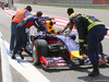 TEST F1 BAHRAIN 01 MARZO, Sebastian Vettel (GER) helps return his Red Bull Racing RB10 back to the pits after stopping at the pit exit.
01.03.2014. Formula One Testing, Bahrain Test Two, Day Three, Sakhir, Bahrain.