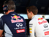 F1 BAHREÏN TEST 01 MARS, Sebastian Vettel (GER) Red Bull Racing (à droite) avec Jonathan Wheatley (GBR) Red Bull Racing Team Manager sur le portique de la fosse. 01.03.2014. Tests de Formule XNUMX, test de Bahreïn deux, troisième jour, Sakhir, Bahreïn.