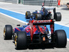 TEST F1 BAHRAIN 02 MARZO, Jean-Eric Vergne (FRA) Scuderia Toro Rosso STR9 e Adrian Sutil (GER) Sauber C33 leave the pits.
02.03.2014. Formula One Testing, Bahrain Test Two, Day Four, Sakhir, Bahrain.
