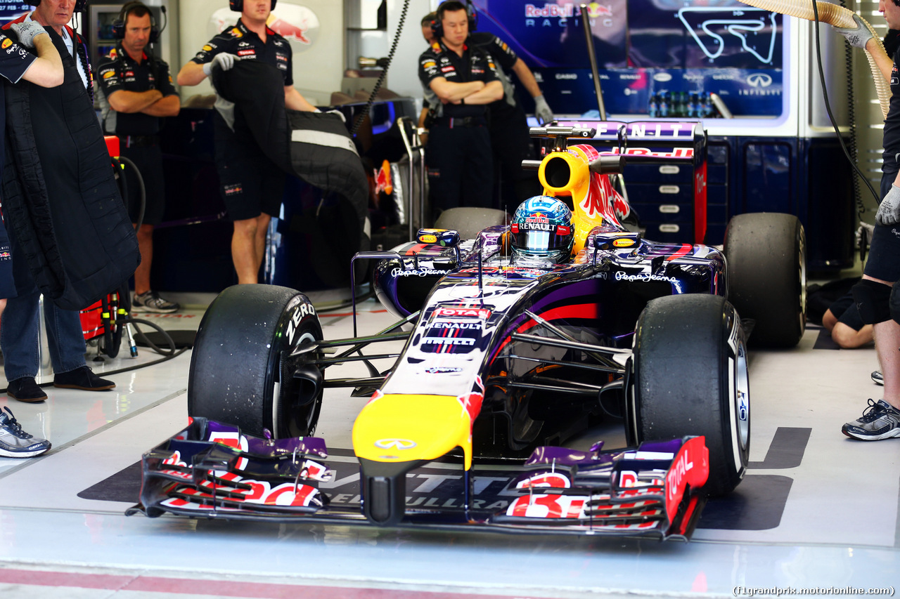 TEST F1 BAHRAIN 02 MARZO, Sebastian Vettel (GER) Red Bull Racing RB10 leaves the pits.
02.03.2014. Formula One Testing, Bahrain Test Two, Day Four, Sakhir, Bahrain.