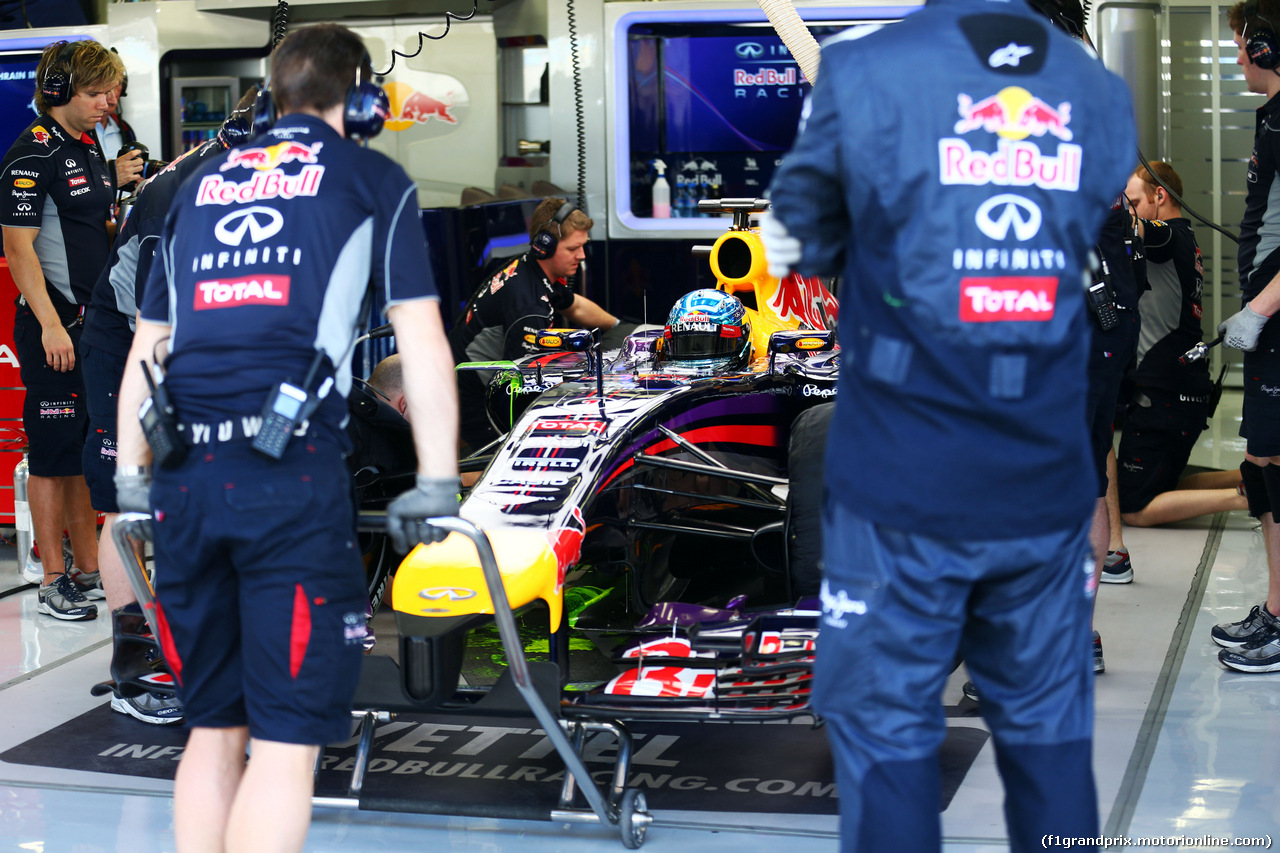 TEST F1 BAHRAIN 02 MARZO, Sebastian Vettel (GER) Red Bull Racing RB10 running flow-vis paint.
02.03.2014. Formula One Testing, Bahrain Test Two, Day Four, Sakhir, Bahrain.