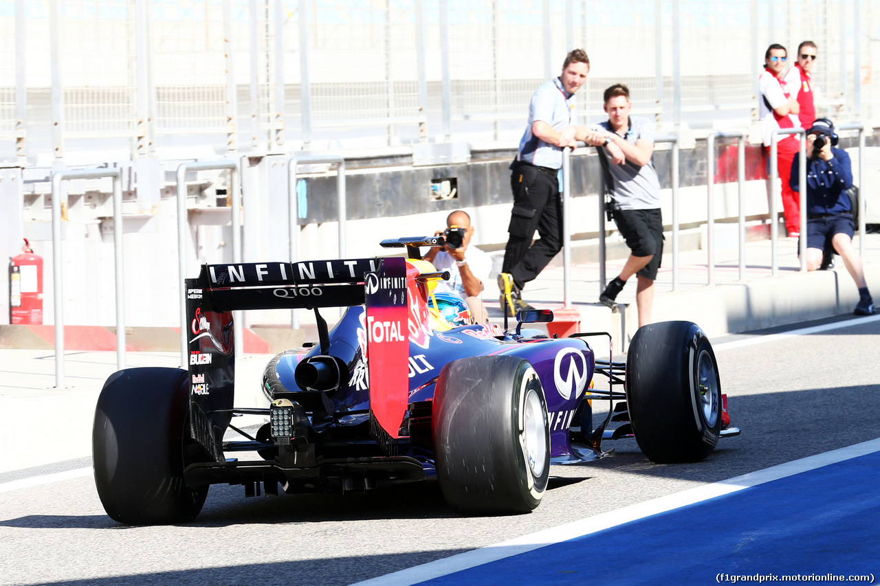 TEST F1 BAHRAIN 02 MARZO, Sebastian Vettel (GER) Red Bull Racing RB10 leaves the pits.
02.03.2014. Formula One Testing, Bahrain Test Two, Day Four, Sakhir, Bahrain.