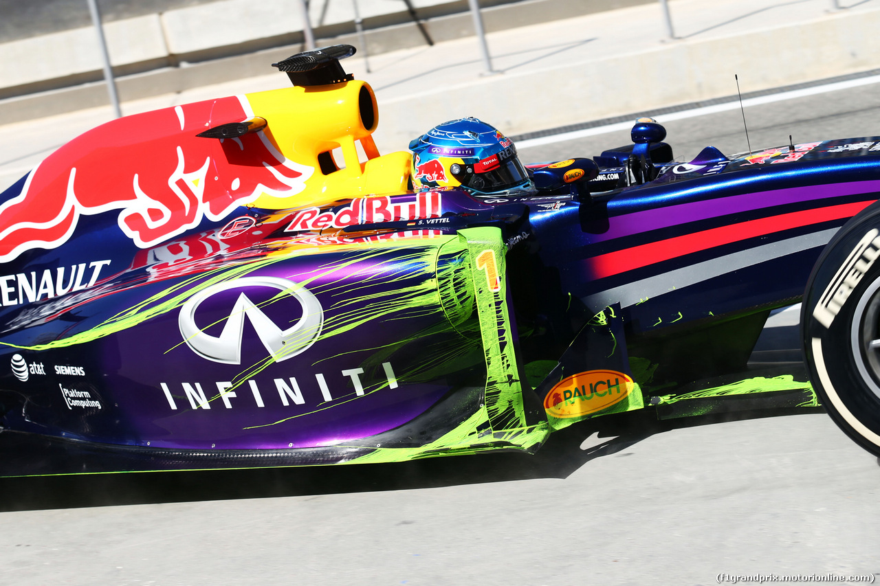 TEST F1 BAHRAIN 02 MARZO, Sebastian Vettel (GER) Red Bull Racing RB10 running flow-vis paint on the sidepod.
02.03.2014. Formula One Testing, Bahrain Test Two, Day Four, Sakhir, Bahrain.