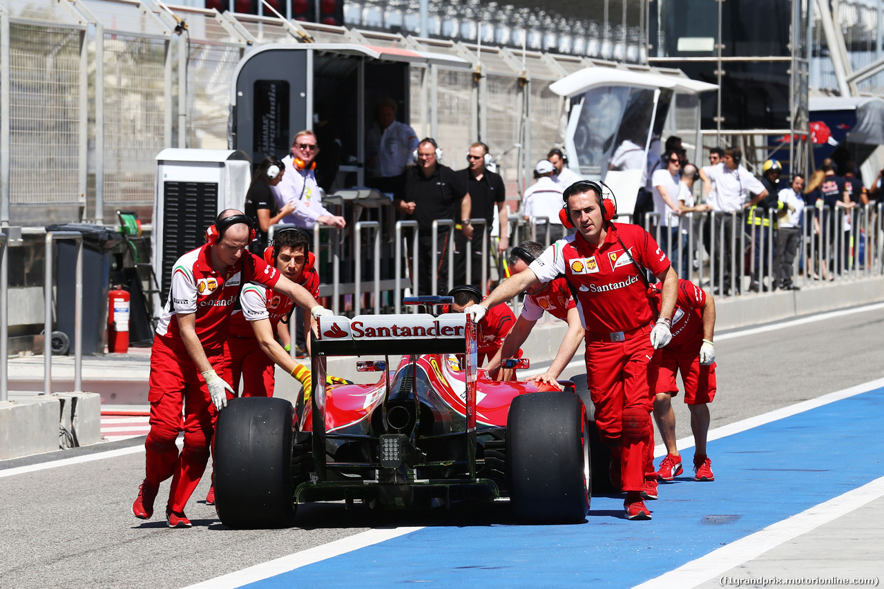 TEST F1 BAHRAIN 02 MARZO, Fernando Alonso (ESP) Ferrari F14-T is pushed back down the pit lane by meccanici.
02.03.2014. Formula One Testing, Bahrain Test Two, Day Four, Sakhir, Bahrain.