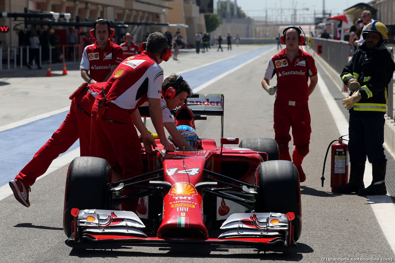 TEST F1 BAHRAIN 02 MARZO, Fernando Alonso (ESP), Ferrari stops in the pitlane.
02.03.2014. Formula One Testing, Bahrain Test Two, Day Four, Sakhir, Bahrain.
