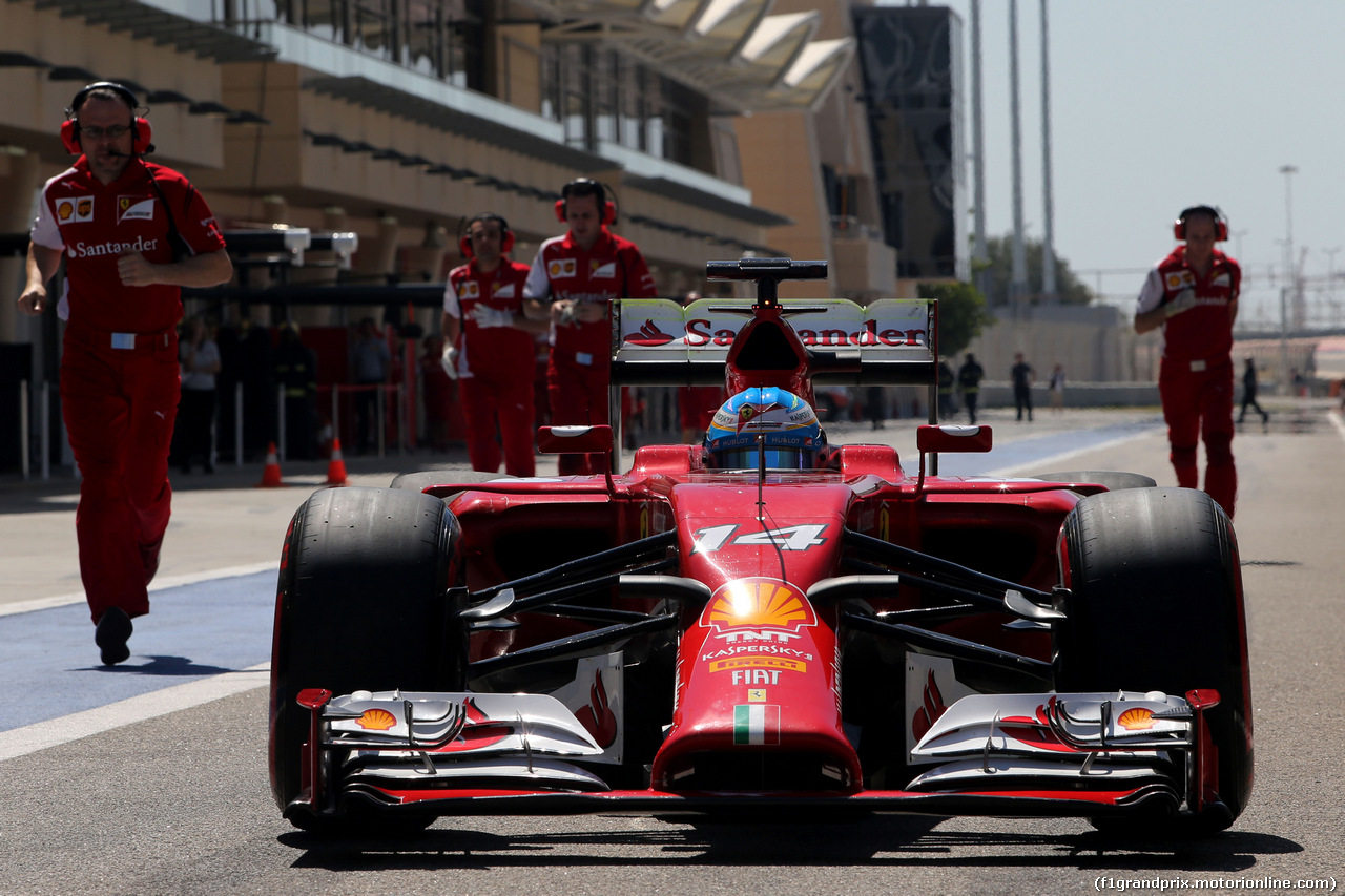 TEST F1 BAHRAIN 02 MARZO, Fernando Alonso (ESP), Ferrari stops in the pitlane.
02.03.2014. Formula One Testing, Bahrain Test Two, Day Four, Sakhir, Bahrain.