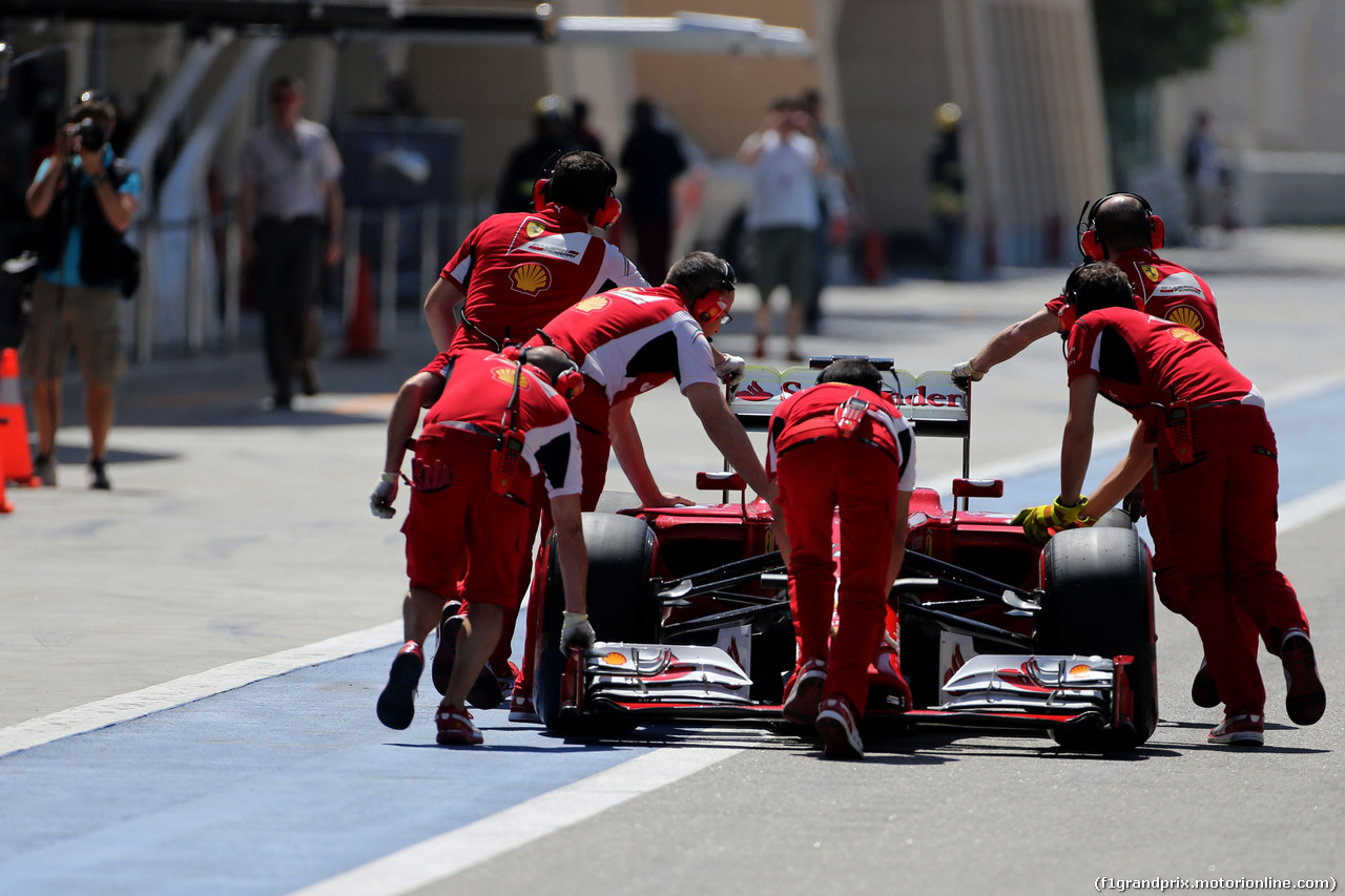 TEST F1 BAHRAIN 02 MARZO, Fernando Alonso (ESP), Ferrari stops in the pitlane.
02.03.2014. Formula One Testing, Bahrain Test Two, Day Four, Sakhir, Bahrain.