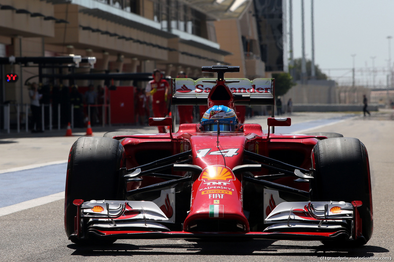 TEST F1 BAHRAIN 02 MARZO, Fernando Alonso (ESP), Ferrari stops in the pitlane.
02.03.2014. Formula One Testing, Bahrain Test Two, Day Four, Sakhir, Bahrain.