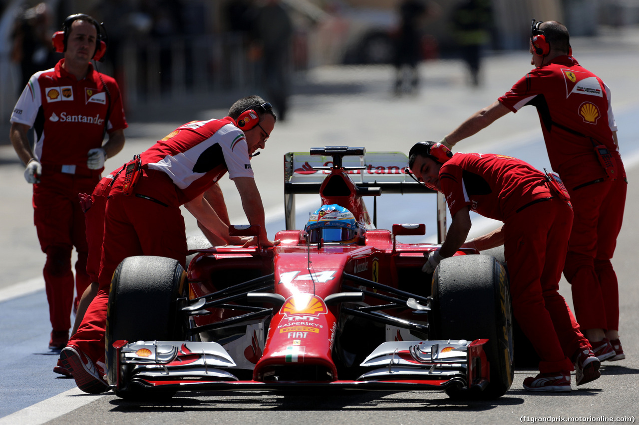 TEST F1 BAHRAIN 02 MARZO, Fernando Alonso (ESP), Ferrari stops in the pitlane.
02.03.2014. Formula One Testing, Bahrain Test Two, Day Four, Sakhir, Bahrain.