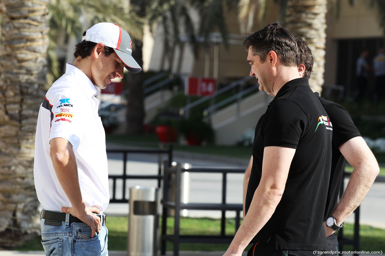 TEST F1 BAHRAIN 02 MARZO, (L to R): Adrian Sutil (GER) Sauber with Bradley Joyce (GBR) Sahara Force India F1 Gara Engineer.
02.03.2014. Formula One Testing, Bahrain Test Two, Day Four, Sakhir, Bahrain.