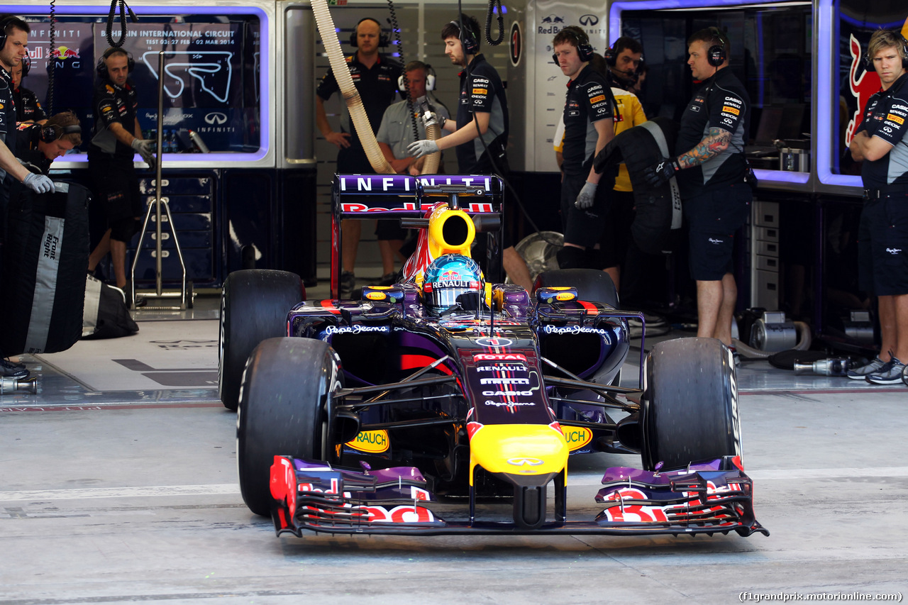 TEST F1 BAHRAIN 02 MARZO, Sebastian Vettel (GER) Red Bull Racing RB10 leaves the pits.
02.03.2014. Formula One Testing, Bahrain Test Two, Day Four, Sakhir, Bahrain.