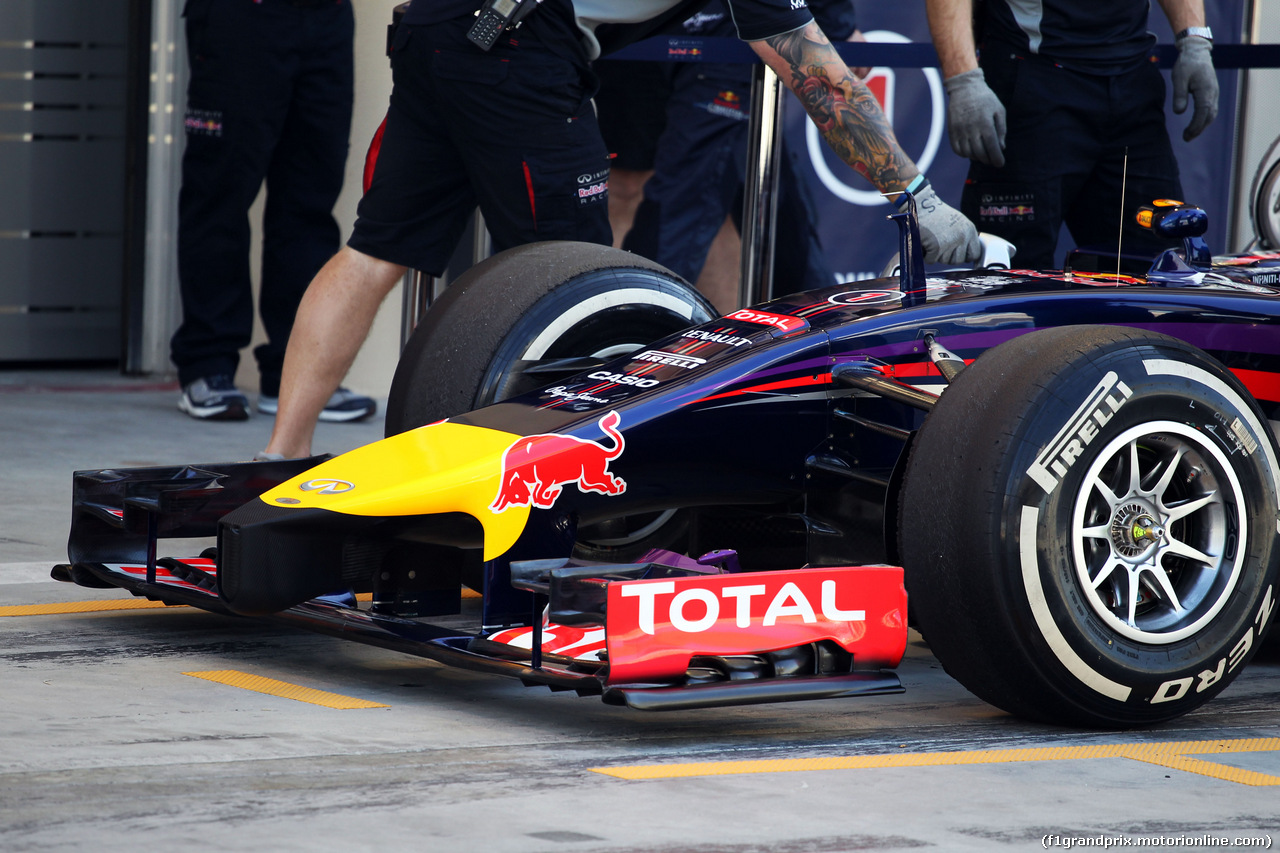 TEST F1 BAHRAIN 02 MARZO, Sebastian Vettel (GER) Red Bull Racing RB10 front wing e nosecone.
02.03.2014. Formula One Testing, Bahrain Test Two, Day Four, Sakhir, Bahrain.