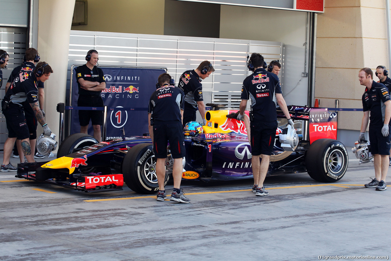 TEST F1 BAHRAIN 02 MARZO, Sebastian Vettel (GER) Red Bull Racing RB10 in the pits.
02.03.2014. Formula One Testing, Bahrain Test Two, Day Four, Sakhir, Bahrain.