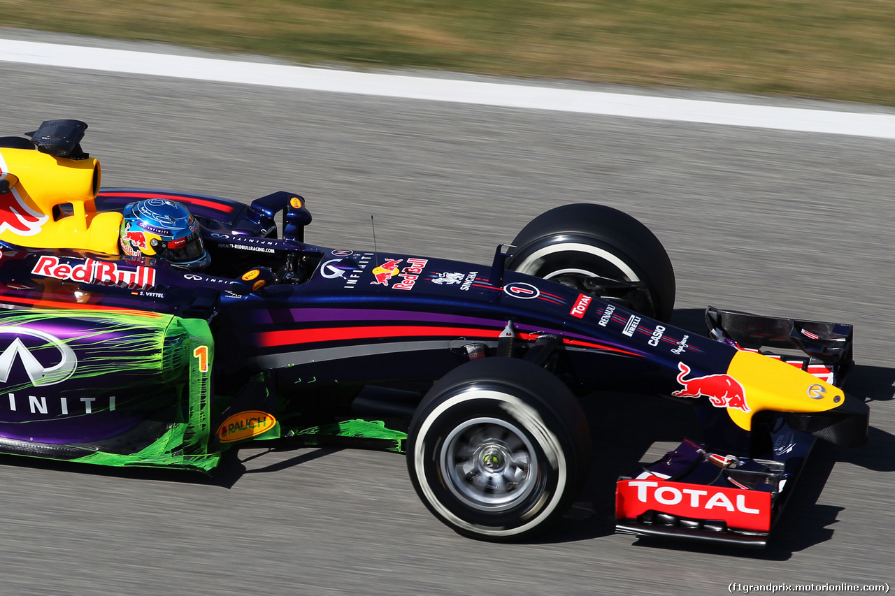 TEST F1 BAHRAIN 02 MARZO, Sebastian Vettel (GER) Red Bull Racing RB10 running flow-vis paint on the sidepod.
02.03.2014. Formula One Testing, Bahrain Test Two, Day Four, Sakhir, Bahrain.