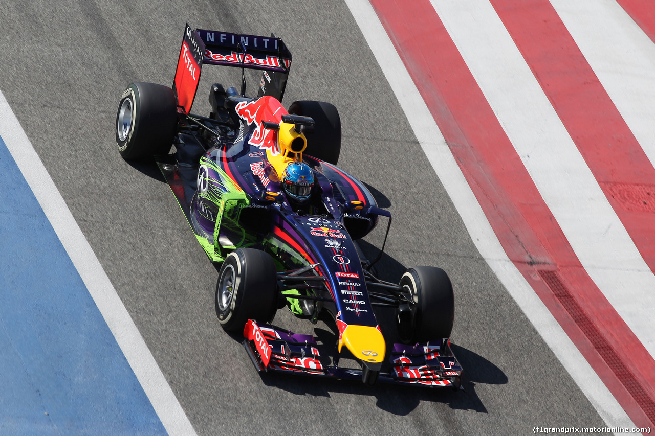 TEST F1 BAHRAIN 02 MARZO, Sebastian Vettel (GER) Red Bull Racing RB10 running flow-vis paint on the sidepod.
02.03.2014. Formula One Testing, Bahrain Test Two, Day Four, Sakhir, Bahrain.