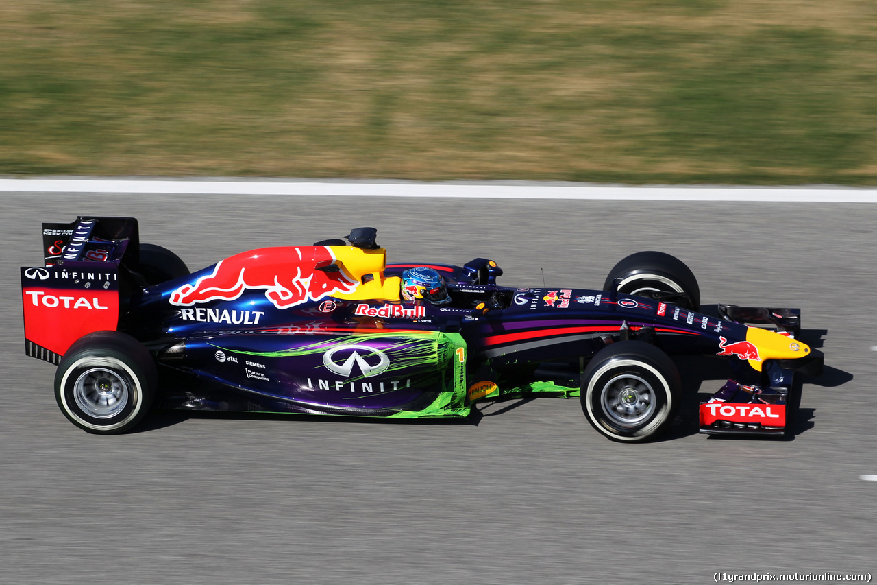 TEST F1 BAHRAIN 02 MARZO, Sebastian Vettel (GER) Red Bull Racing RB10 running flow-vis paint on the sidepod.
02.03.2014. Formula One Testing, Bahrain Test Two, Day Four, Sakhir, Bahrain.