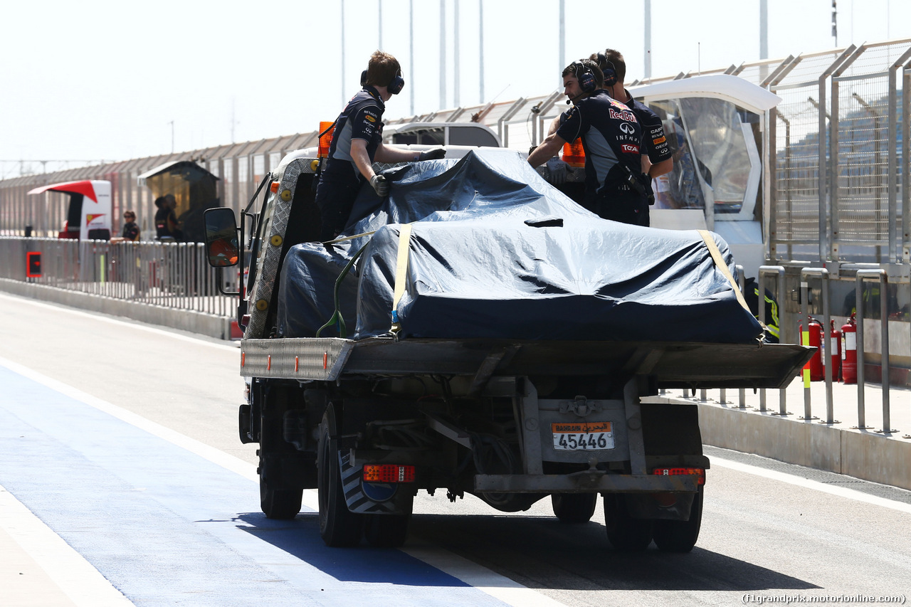 TEST F1 BAHRAIN 02 MARZO, The Red Bull Racing RB10 of Sebastian Vettel (GER) Red Bull Racing is recovered back to the pits on the back of a truck.
02.03.2014. Formula One Testing, Bahrain Test Two, Day Four, Sakhir, Bahrain.