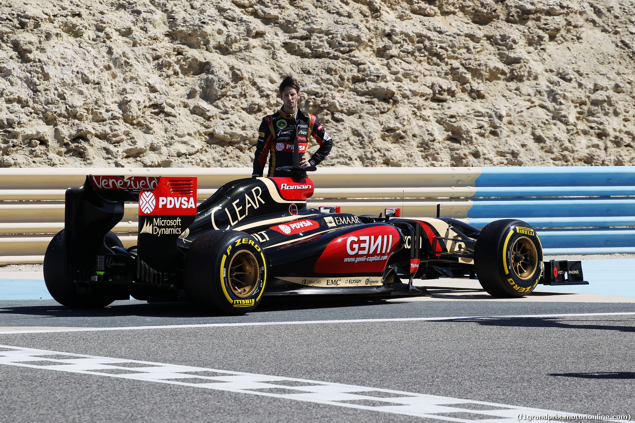 TEST F1 BAHRAIN 02 MARZO, Romain Grosjean (FRA) Lotus F1 E22 stops on the circuit.
02.03.2014. Formula One Testing, Bahrain Test Two, Day Four, Sakhir, Bahrain.