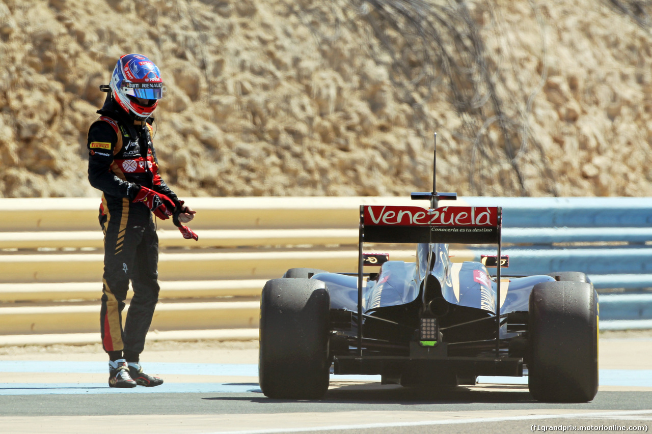 TEST F1 BAHRAIN 02 MARZO, Romain Grosjean (FRA) Lotus F1 E22 stops on the circuit.
02.03.2014. Formula One Testing, Bahrain Test Two, Day Four, Sakhir, Bahrain.