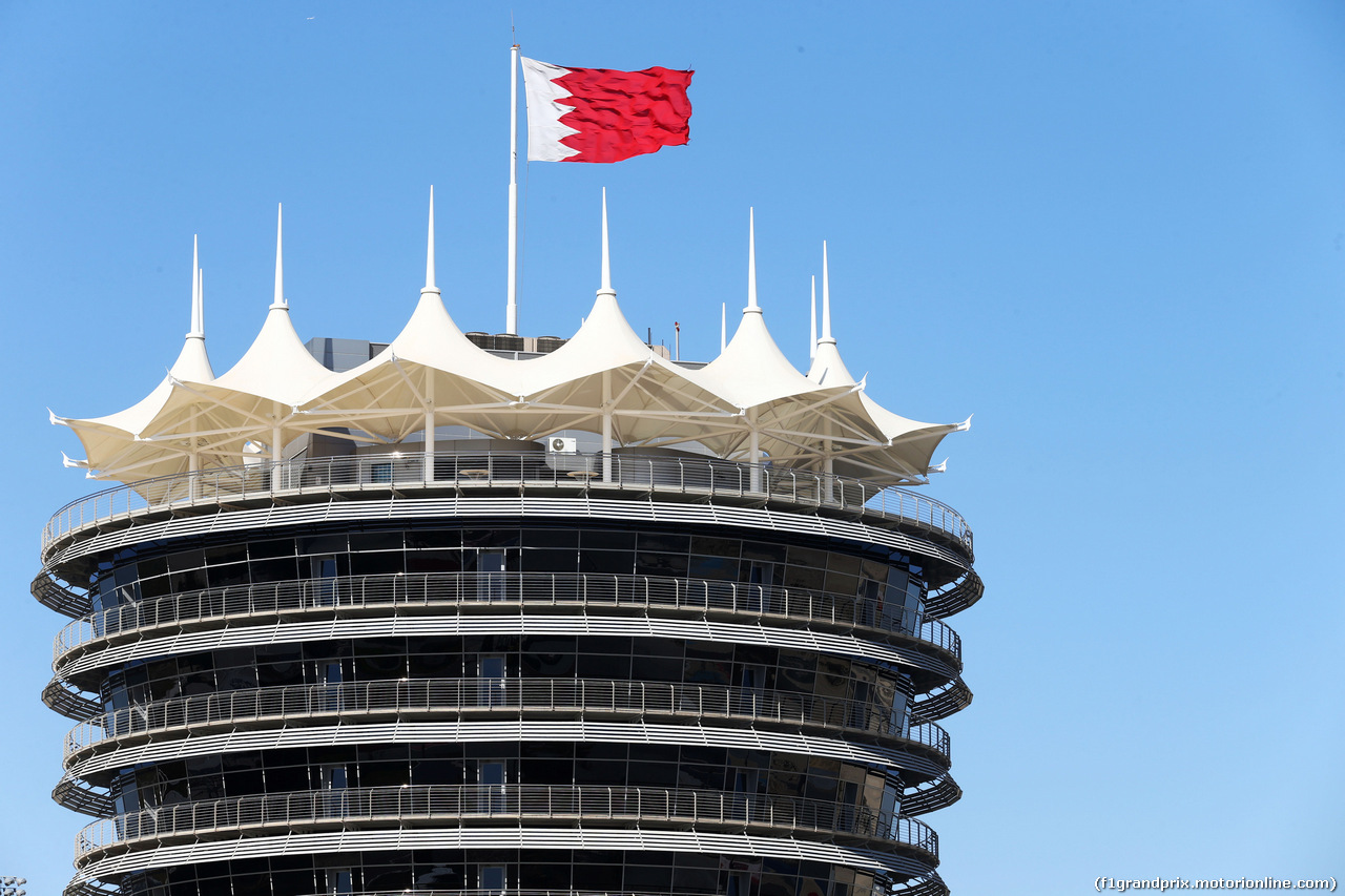 TEST F1 BAHRAIN 02 MARZO, Paddock building e Bahrain flag.
02.03.2014. Formula One Testing, Bahrain Test Two, Day Four, Sakhir, Bahrain.
