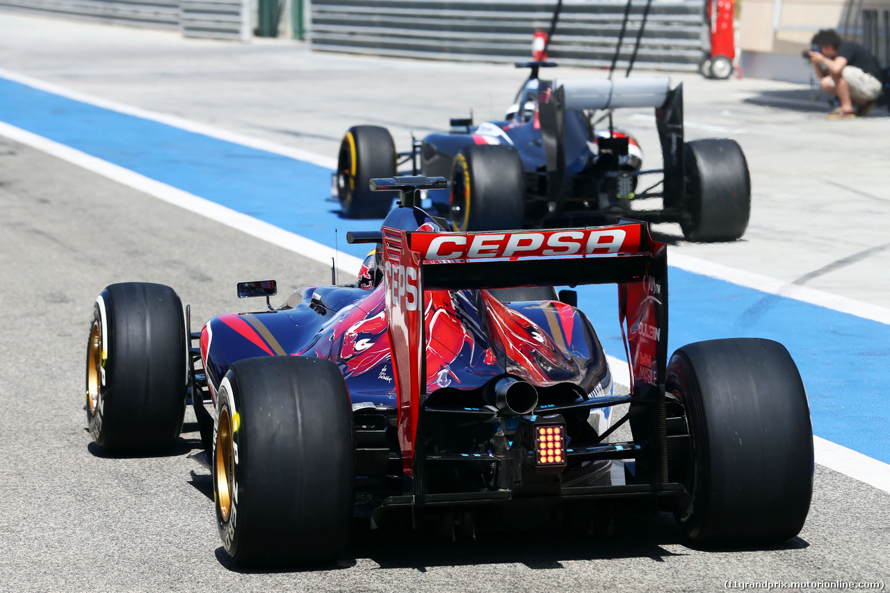 TEST F1 BAHRAIN 02 MARZO, Jean-Eric Vergne (FRA) Scuderia Toro Rosso STR9 e Adrian Sutil (GER) Sauber C33 leave the pits.
02.03.2014. Formula One Testing, Bahrain Test Two, Day Four, Sakhir, Bahrain.