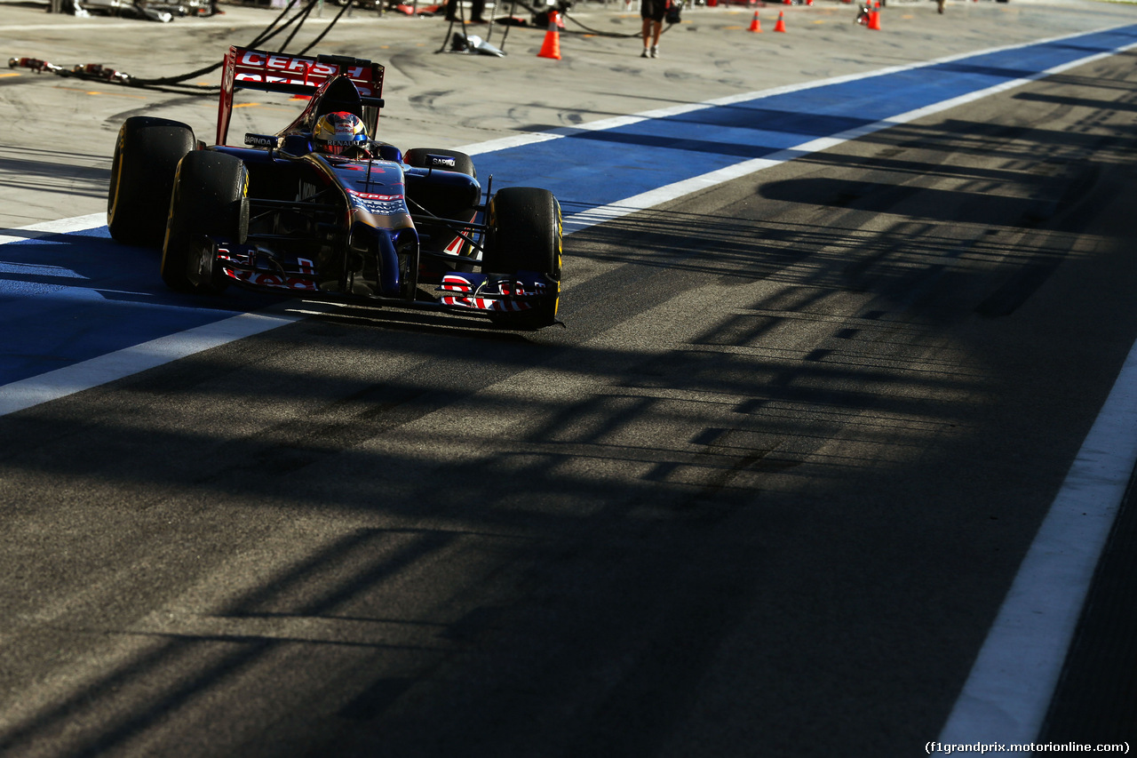 TEST F1 BAHRAIN 02 MARZO, Jean-Eric Vergne (FRA) Scuderia Toro Rosso STR9 leaves the pits.
02.03.2014. Formula One Testing, Bahrain Test Two, Day Four, Sakhir, Bahrain.
