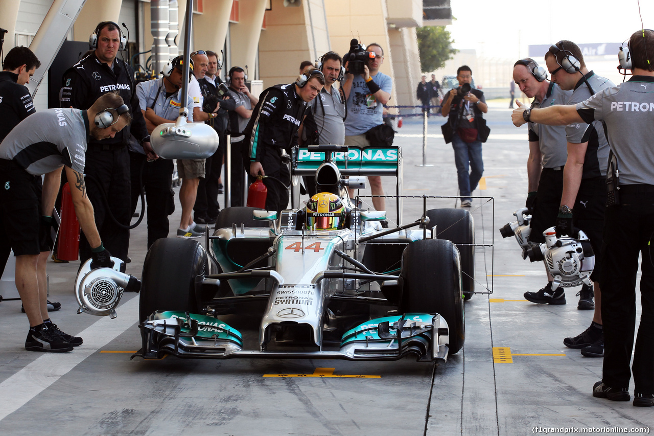 TEST F1 BAHRAIN 19 FEBBRAIO, Lewis Hamilton (GBR) Mercedes AMG F1 W05 in the pits with sensor equipment.
19.02.2014. Formula One Testing, Bahrain Test One, Day One, Sakhir, Bahrain.