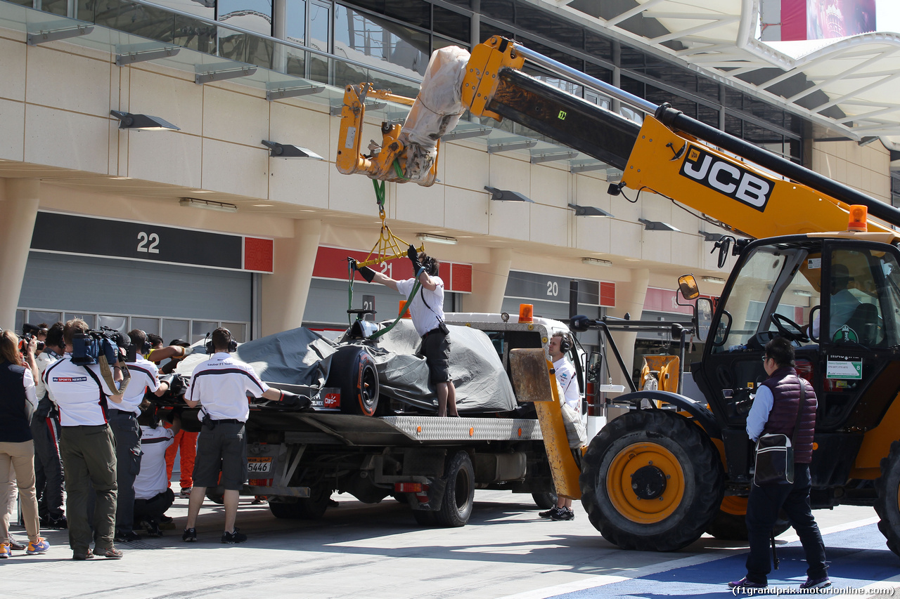 TEST F1 BAHRAIN 19 FEBBRAIO, The Sauber C33 of Adrian Sutil (GER) Sauber is recovered back to the pits on the back of a truck.
19.02.2014. Formula One Testing, Bahrain Test One, Day One, Sakhir, Bahrain.