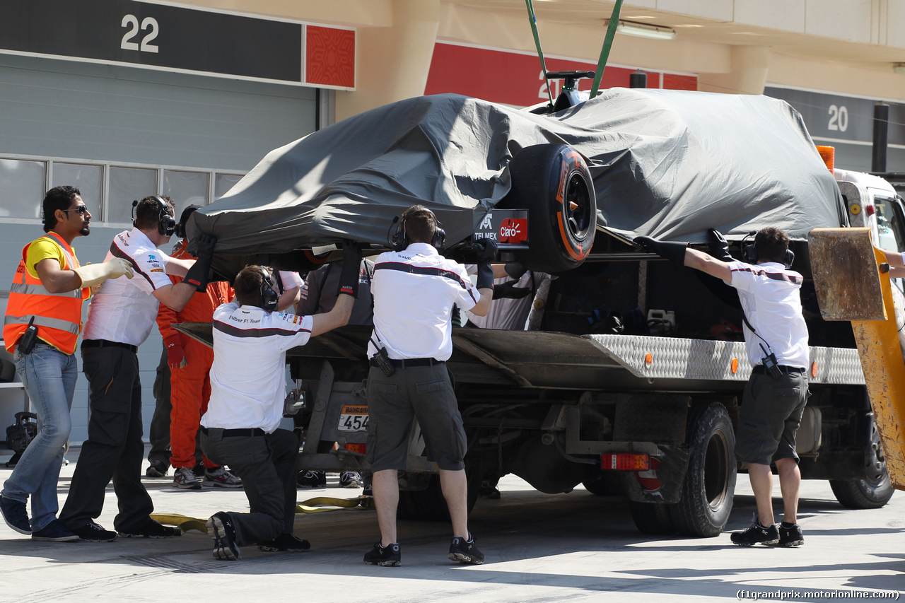 TEST F1 BAHRAIN 19 FEBBRAIO, The Sauber C33 of Adrian Sutil (GER) Sauber is recovered back to the pits on the back of a truck.
19.02.2014. Formula One Testing, Bahrain Test One, Day One, Sakhir, Bahrain.