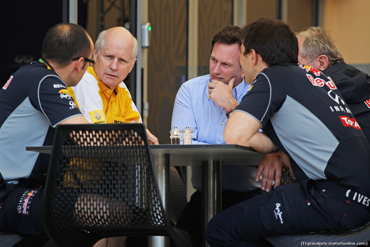TEST F1 BAHRAIN 19 FEBBRAIO, Christian Horner (GBR) Red Bull Racing Team Principal in a meeting.
19.02.2014. Formula One Testing, Bahrain Test One, Day One, Sakhir, Bahrain.