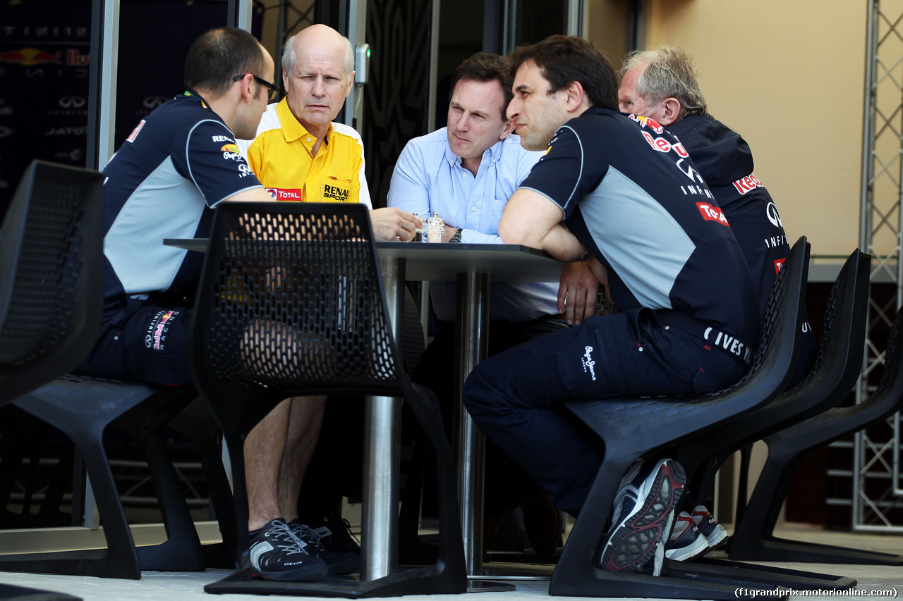 TEST F1 BAHRAIN 19 FEBBRAIO, Christian Horner (GBR) Red Bull Racing Team Principal in a meeting.
19.02.2014. Formula One Testing, Bahrain Test One, Day One, Sakhir, Bahrain.