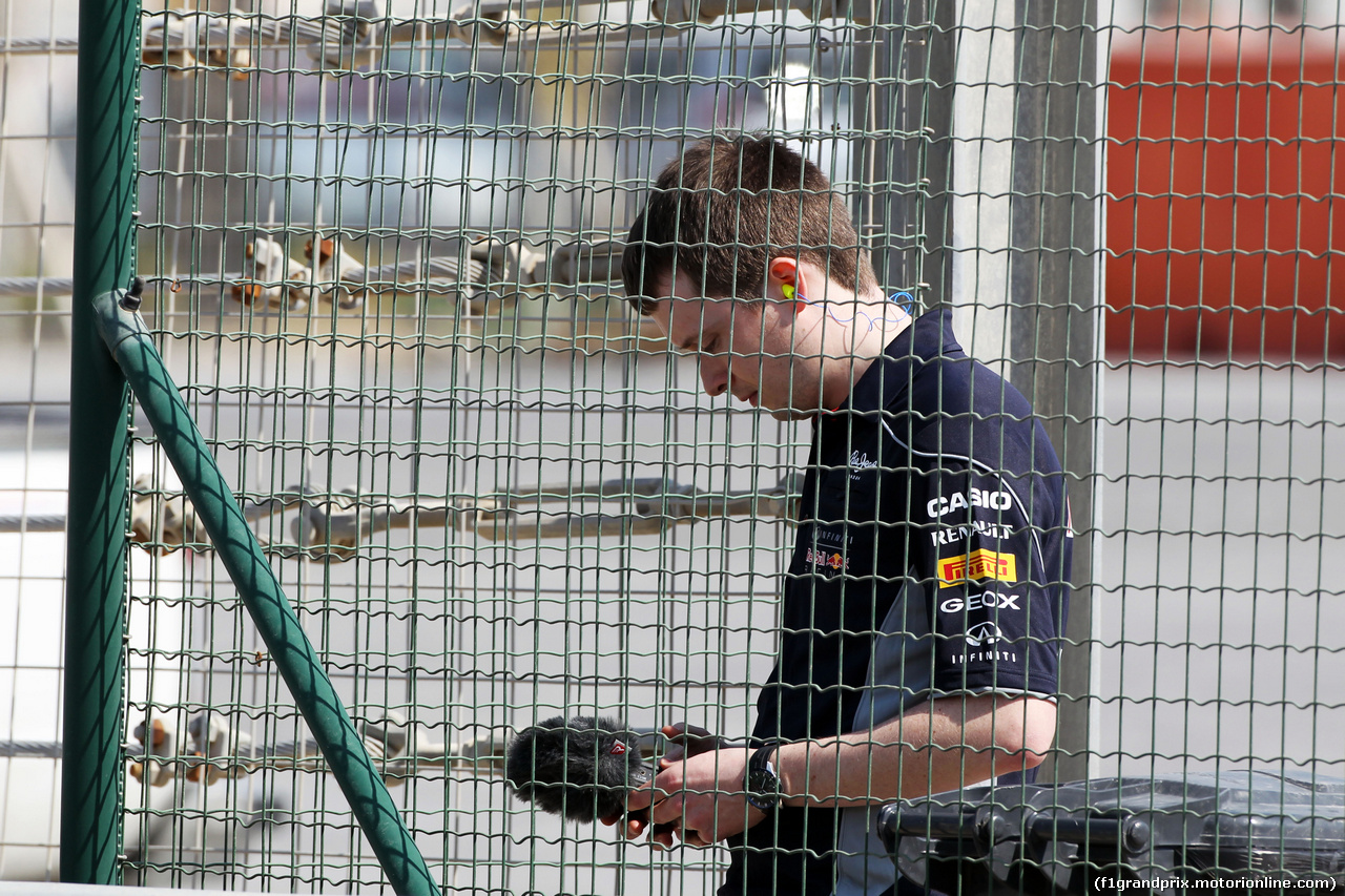 TEST F1 BAHRAIN 19 FEBBRAIO, A Red Bull Racing engineer records the engine noises of cars leaving the pits.
19.02.2014. Formula One Testing, Bahrain Test One, Day One, Sakhir, Bahrain.