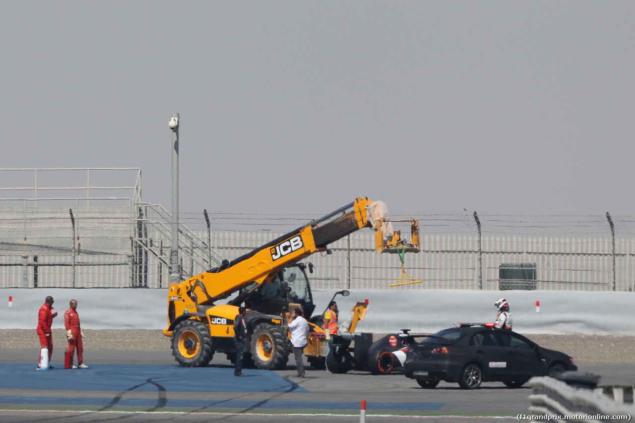 TEST F1 BAHRAIN 19 FEBBRAIO, Adrian Sutil (GER) Sauber C33 stops at the end of the main straight.
19.02.2014. Formula One Testing, Bahrain Test One, Day One, Sakhir, Bahrain.