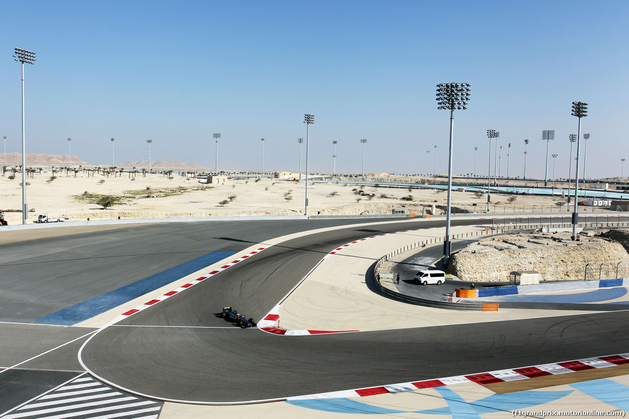 TEST F1 BAHRAIN 19 FEBBRAIO, Kevin Magnussen (DEN) McLaren MP4-29. Lights around the circuit perimeter.
19.02.2014. Formula One Testing, Bahrain Test One, Day One, Sakhir, Bahrain.