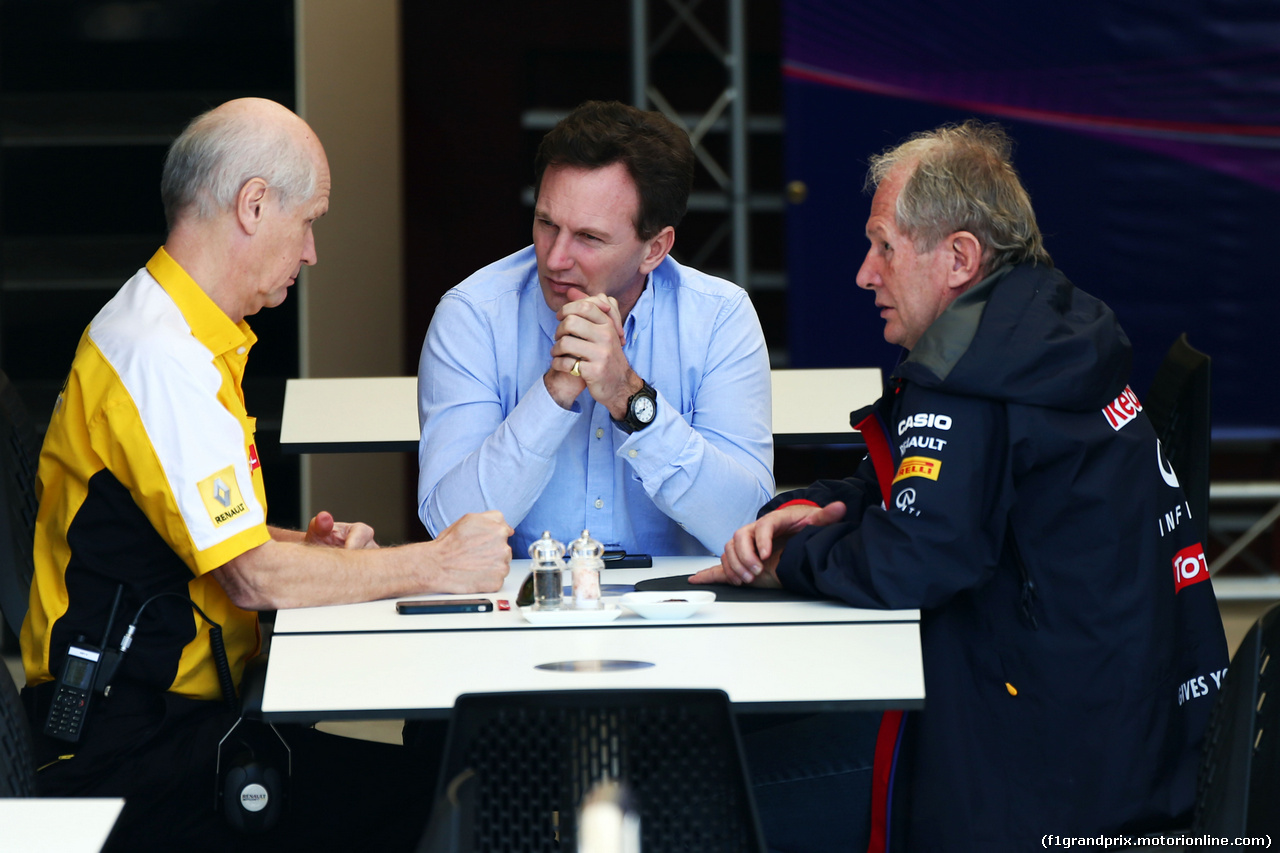 TEST F1 BAHRAIN 19 FEBBRAIO, (L to R): Jean-Michel Jalinier (FRA) Renault F1 Sport President e Managing Director with Christian Horner (GBR) Red Bull Racing Team Principal e Dr Helmut Marko (AUT) Red Bull Motorsport Consultant.
19.02.2014. Formula One Testing, Bahrain Test One, Day One, Sakhir, Bahrain.