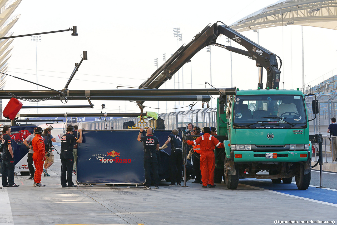 TEST F1 BAHRAIN 19 FEBBRAIO, The Scuderia Toro Rosso STR9 of Daniil Kvyat (RUS) Scuderia Toro Rosso is recovered back to the pits on the back of a truck.
19.02.2014. Formula One Testing, Bahrain Test One, Day One, Sakhir, Bahrain.