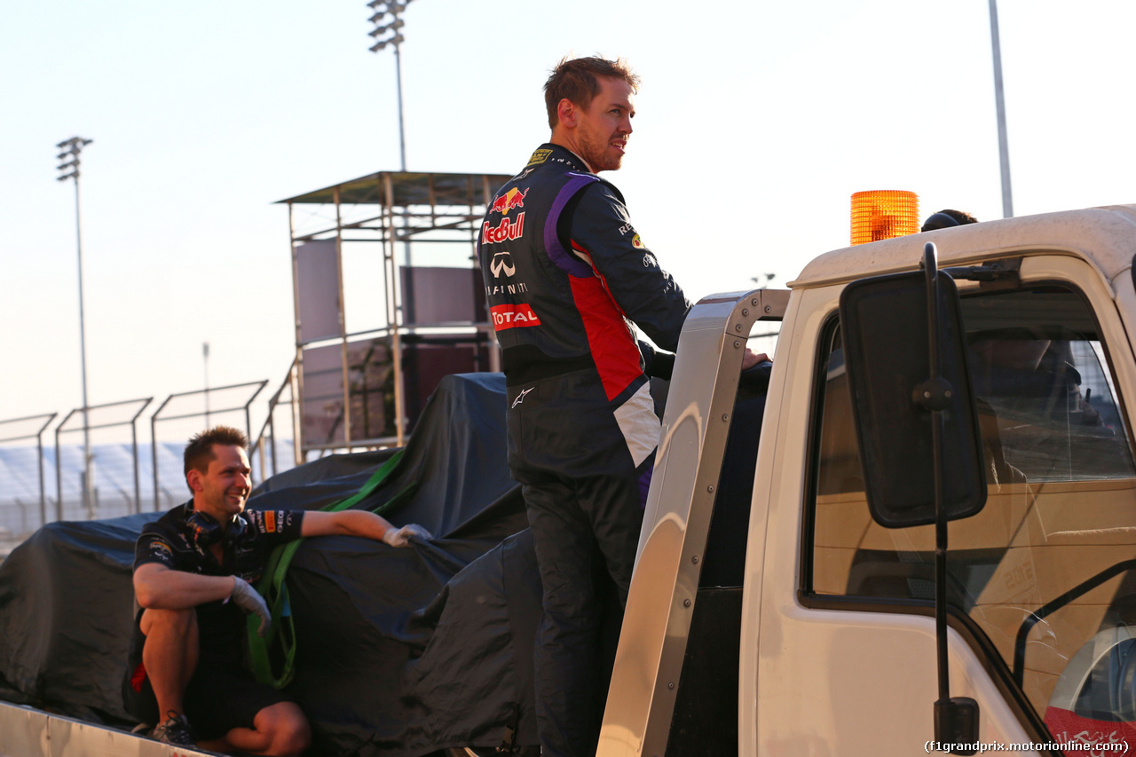 TEST F1 BAHRAIN 19 FEBBRAIO, Sebastian Vettel (GER) e his Red Bull Racing RB10 is recovered back to the pits on the back of a truck.
19.02.2014. Formula One Testing, Bahrain Test One, Day One, Sakhir, Bahrain.