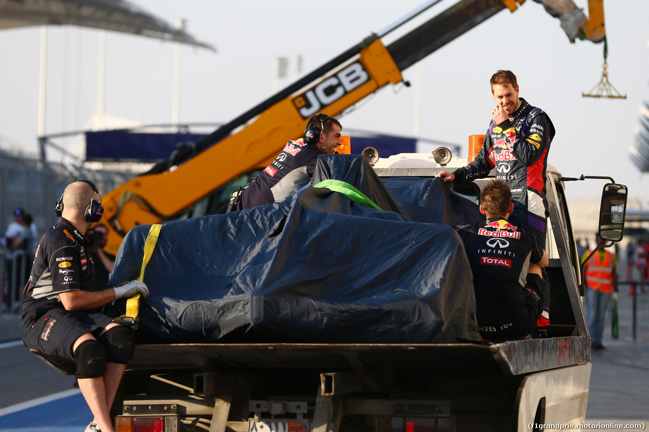 TEST F1 BAHRAIN 19 FEBBRAIO, Sebastian Vettel (GER) e his Red Bull Racing RB10 is recovered back to the pits on the back of a truck.
19.02.2014. Formula One Testing, Bahrain Test One, Day One, Sakhir, Bahrain.