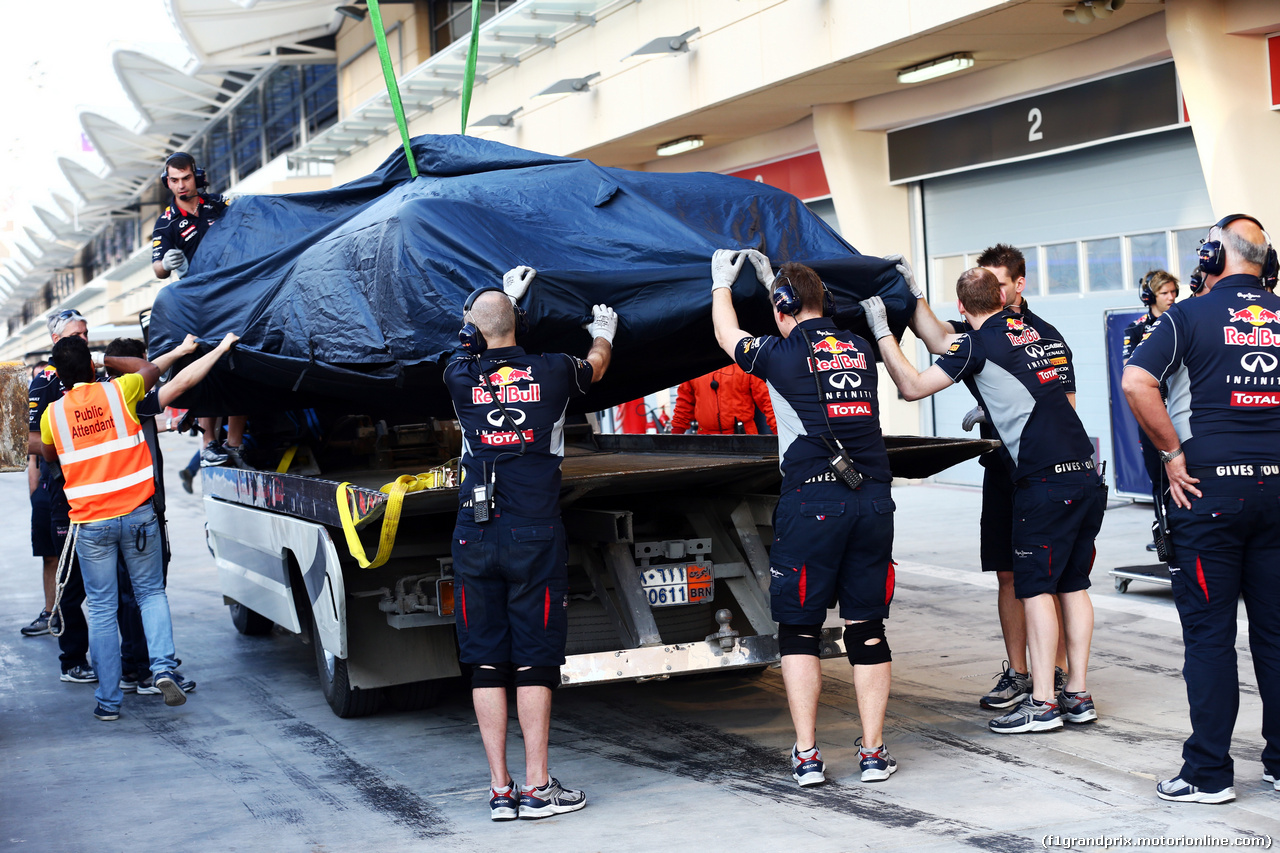 TEST F1 BAHRAIN 19 FEBBRAIO, The Red Bull Racing RB10 of Sebastian Vettel (GER) Red Bull Racing is recovered back to the pits on the back of a truck.