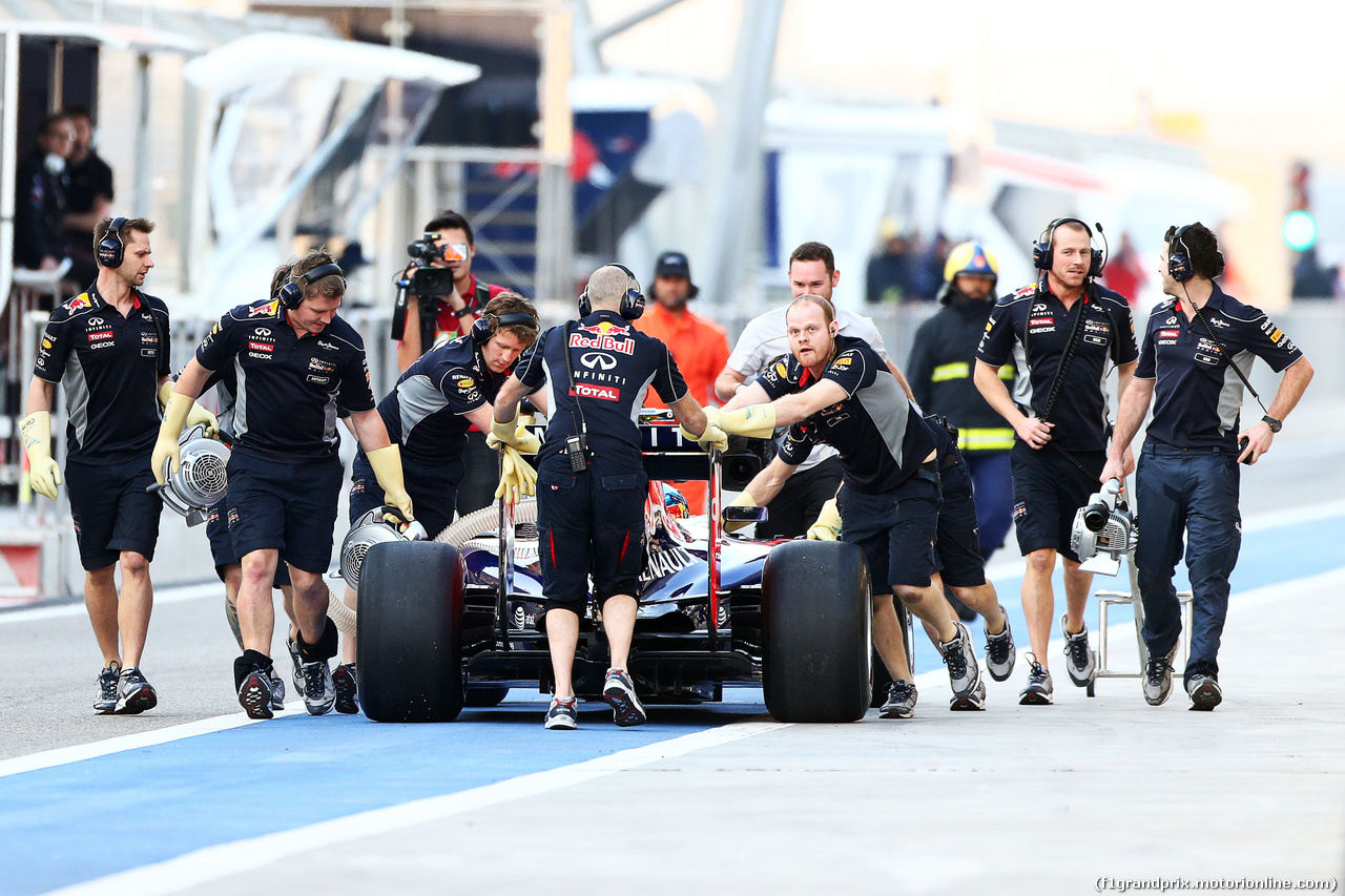 TEST F1 BAHRAIN 19 FEBBRAIO, The Red Bull Racing RB10 of Sebastian Vettel (GER) Red Bull Racing is pushed back down the pit lane by meccanici.
19.02.2014. Formula One Testing, Bahrain Test One, Day One, Sakhir, Bahrain.