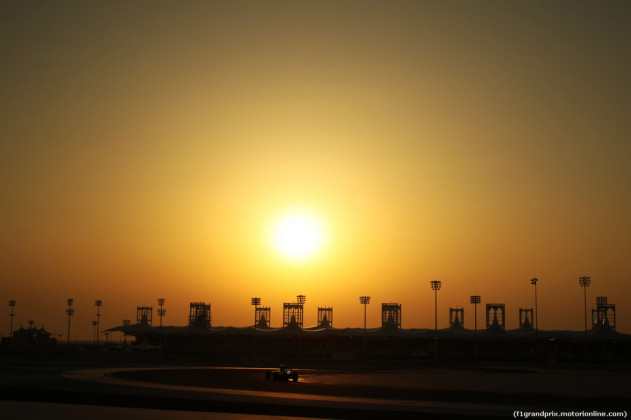 TEST F1 BAHRAIN 19 FEBBRAIO, Scenic sun set action.
19.02.2014. Formula One Testing, Bahrain Test One, Day One, Sakhir, Bahrain.