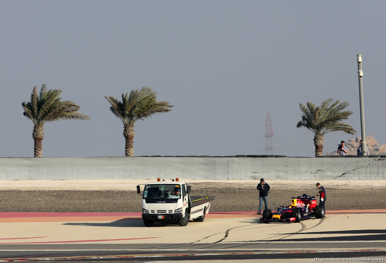TEST F1 BAHRAIN 19 FEBBRAIO, Sebastian Vettel (GER), Red Bull Racing stops on track.
19.02.2014. Formula One Testing, Bahrain Test One, Day One, Sakhir, Bahrain.