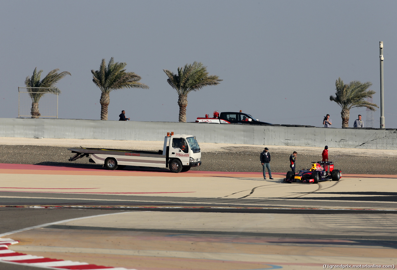 TEST F1 BAHRAIN 19 FEBBRAIO, Sebastian Vettel (GER), Red Bull Racing stops on track.
19.02.2014. Formula One Testing, Bahrain Test One, Day One, Sakhir, Bahrain.