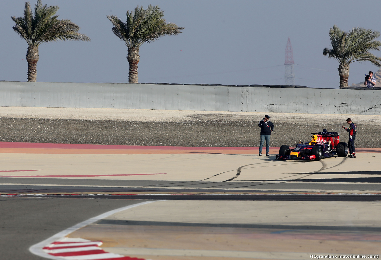 TEST F1 BAHRAIN 19 FEBBRAIO, Sebastian Vettel (GER), Red Bull Racing stops on track.
19.02.2014. Formula One Testing, Bahrain Test One, Day One, Sakhir, Bahrain.
