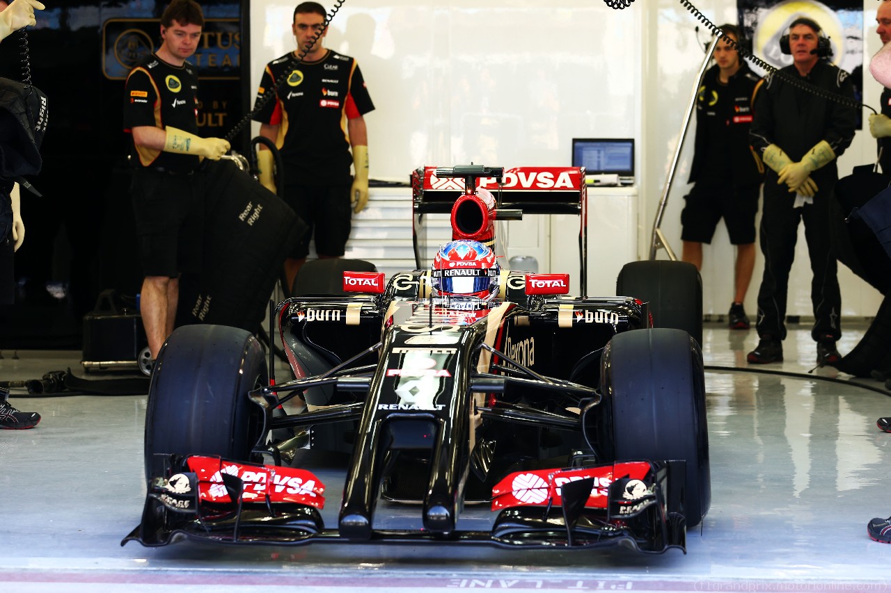 TEST F1 BAHRAIN 19 FEBBRAIO, Romain Grosjean (FRA) leaves the pits in the Lotus F1 E22 for its first lap.
19.02.2014. Formula One Testing, Bahrain Test One, Day One, Sakhir, Bahrain.