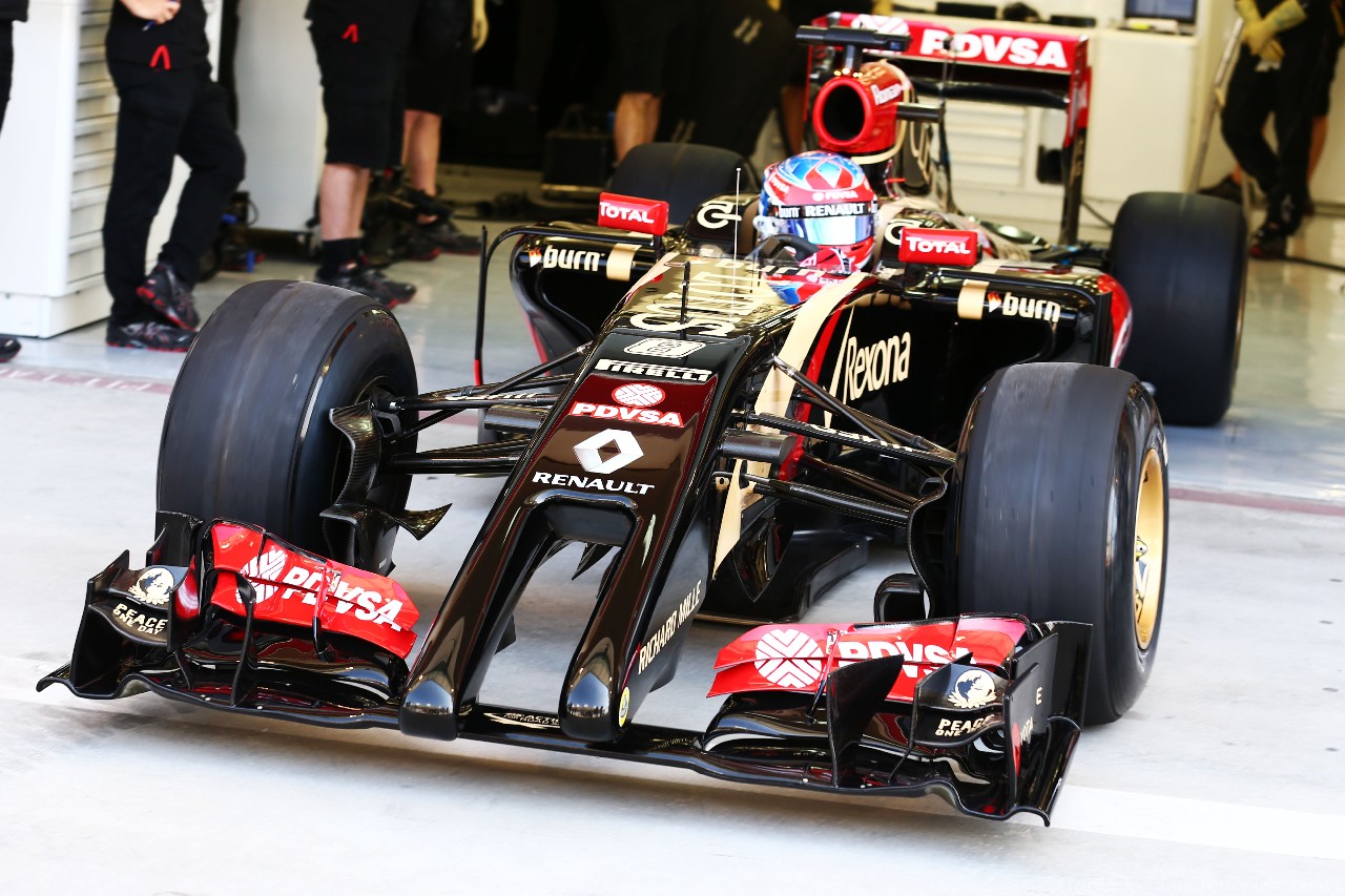 TEST F1 BAHRAIN 19 FEBBRAIO, Romain Grosjean (FRA) leaves the pits in the Lotus F1 E22 for its first lap.
19.02.2014. Formula One Testing, Bahrain Test One, Day One, Sakhir, Bahrain.