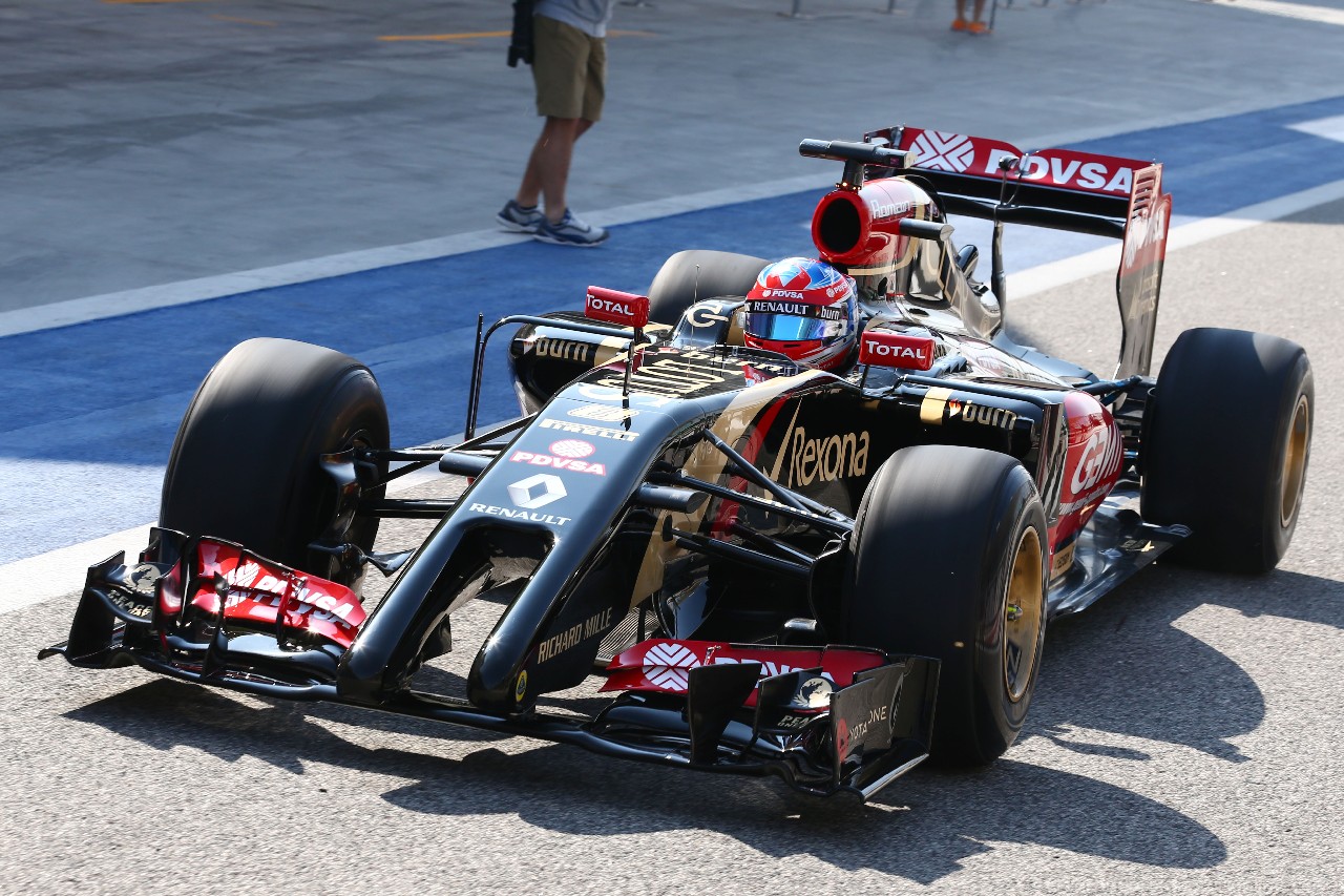 TEST F1 BAHRAIN 19 FEBBRAIO, Romain Grosjean (FRA) Lotus F1 E22 in the pits.
19.02.2014. Formula One Testing, Bahrain Test One, Day One, Sakhir, Bahrain.