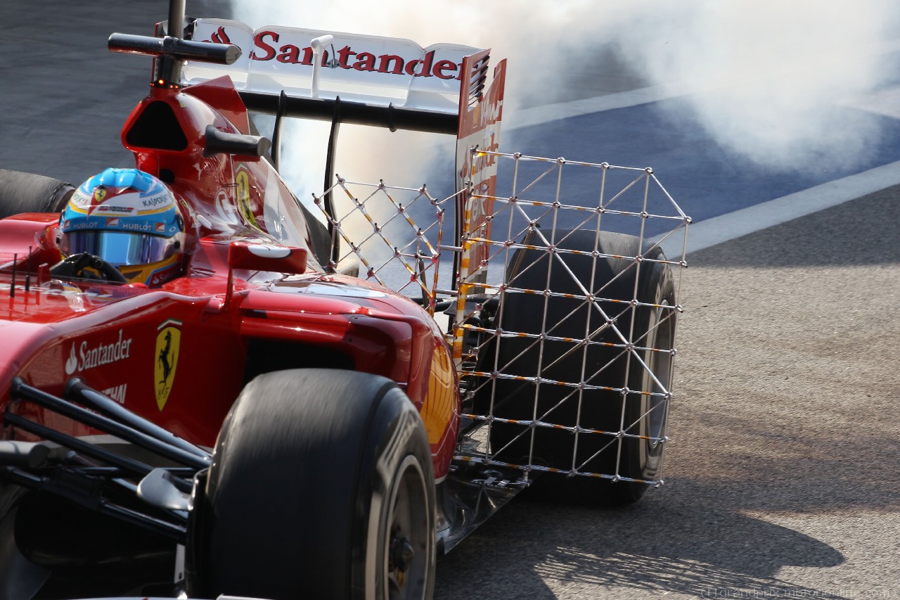TEST F1 BAHRAIN 19 FEBBRAIO, Fernando Alonso (ESP) Ferrari F14-T running sensor equipment e with smoke pouring from the car.
19.02.2014. Formula One Testing, Bahrain Test One, Day One, Sakhir, Bahrain.